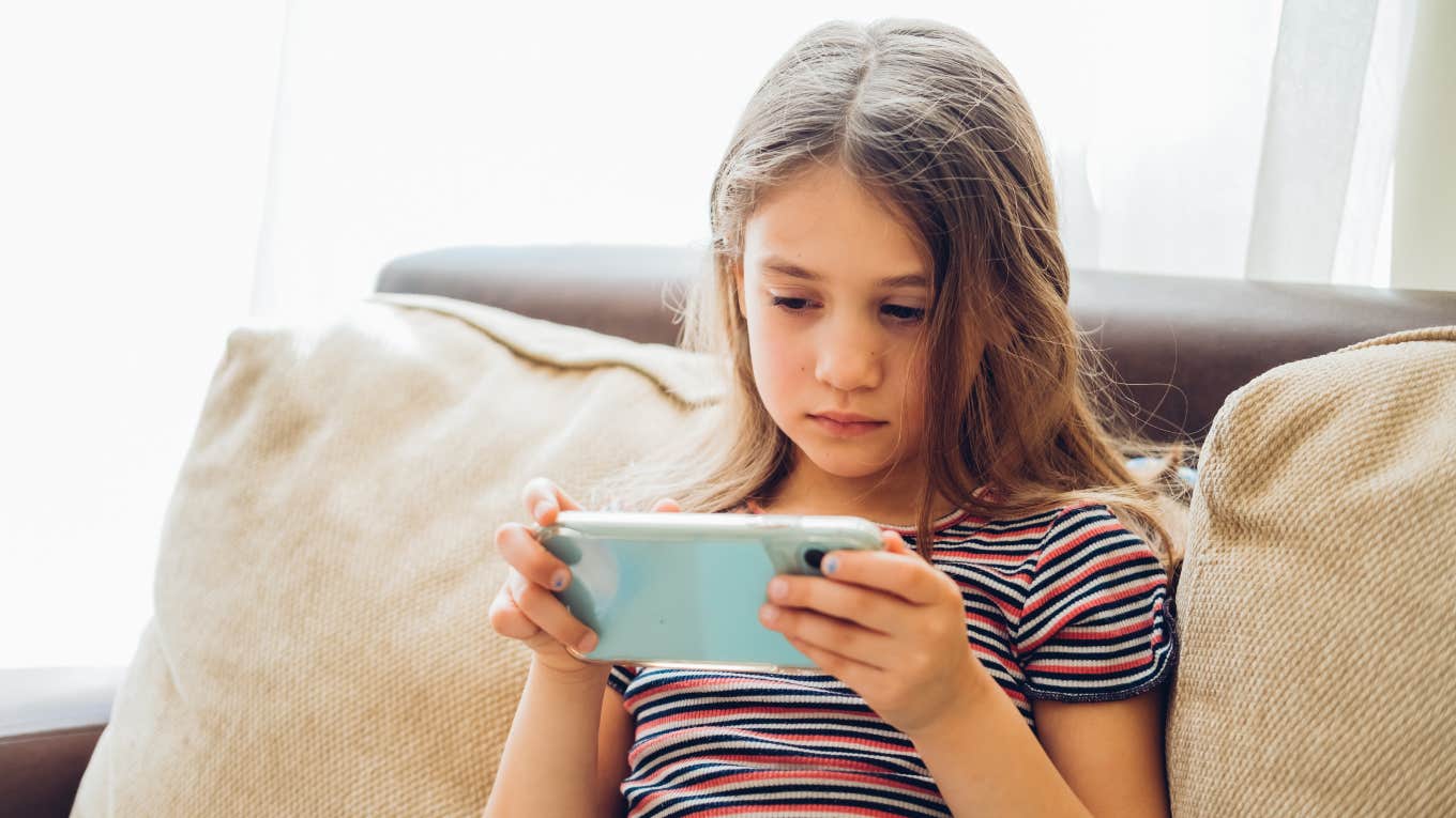 Mom Admits She Deactivated Her 11-Year-Old Daughter's Phone & Refuses To Give It Back Tween girl on phone