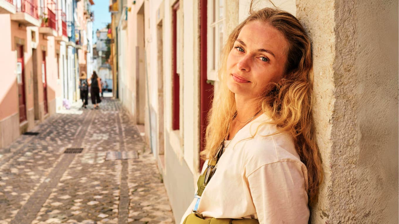 Habits Of Truly Attractive Women, According To Psychology Attractive woman traveling