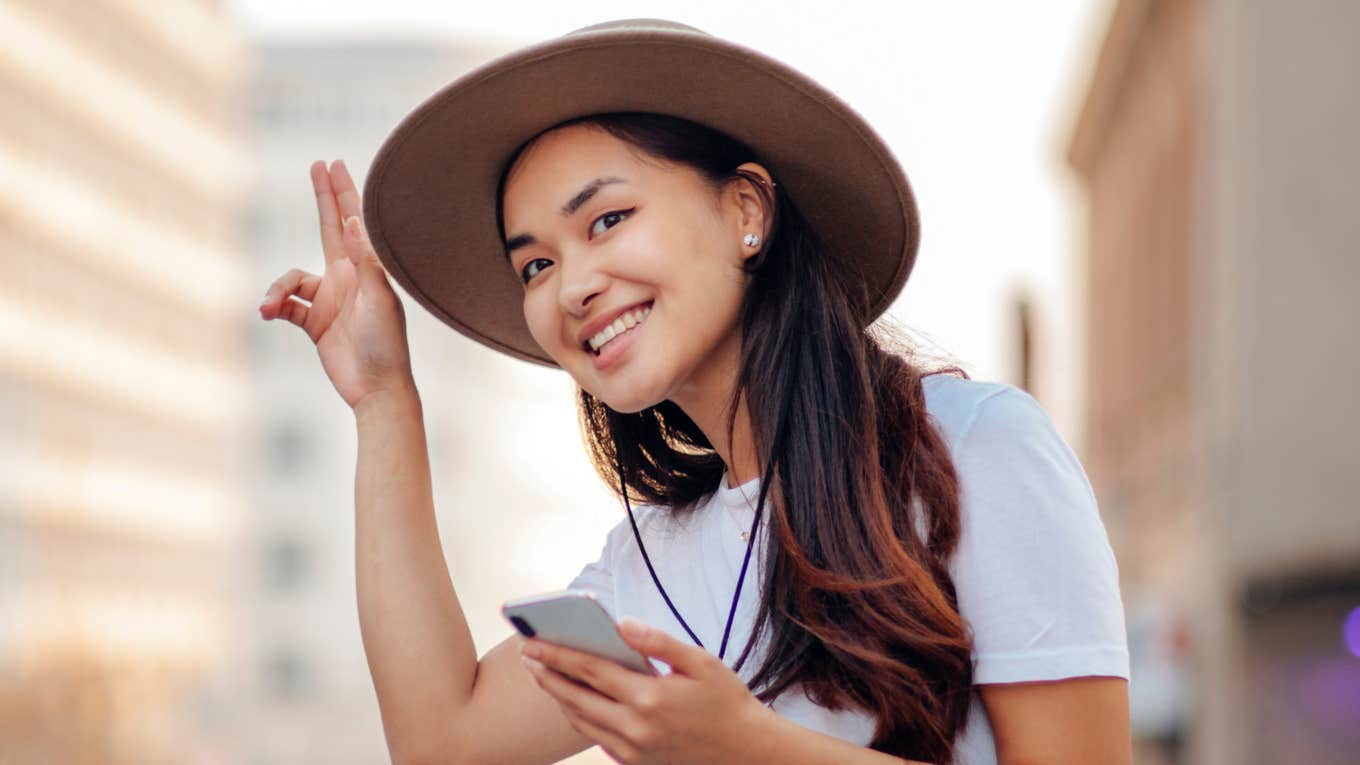 Science Says People Who Are Likeable Use These Tactics To Charm People In Less Than Minutes Woman uses tactics to charm people in minutes.