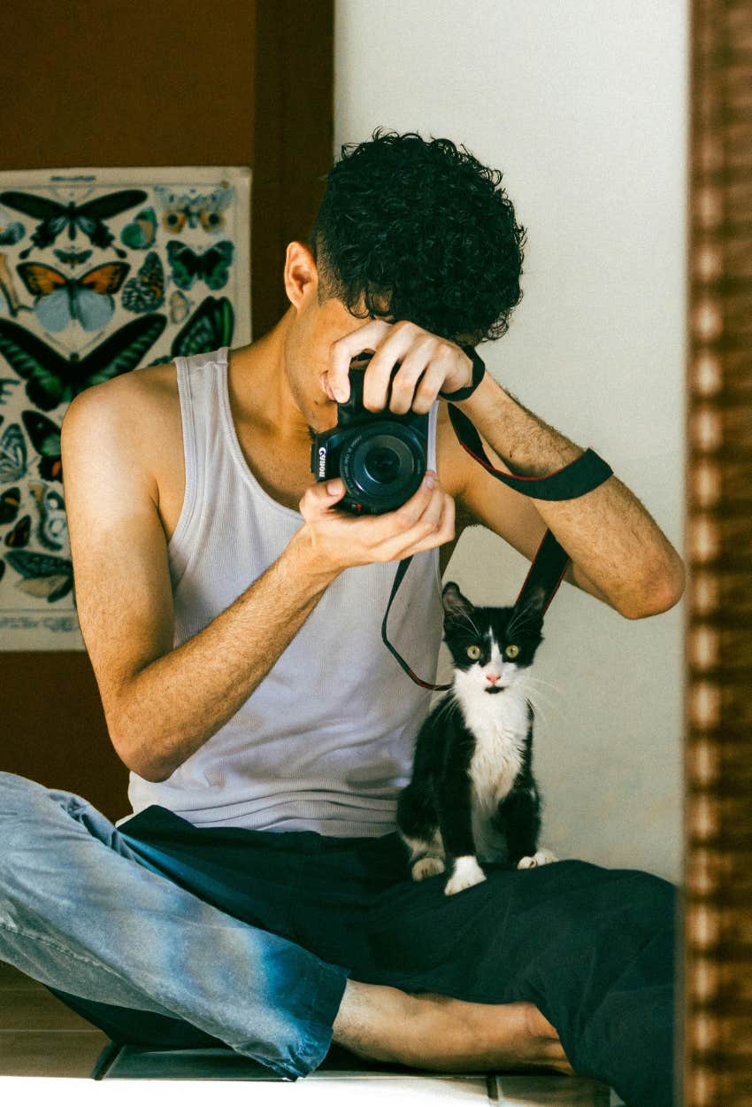 man taking selfie with cat that pet will use as a sign to reach him after they pass