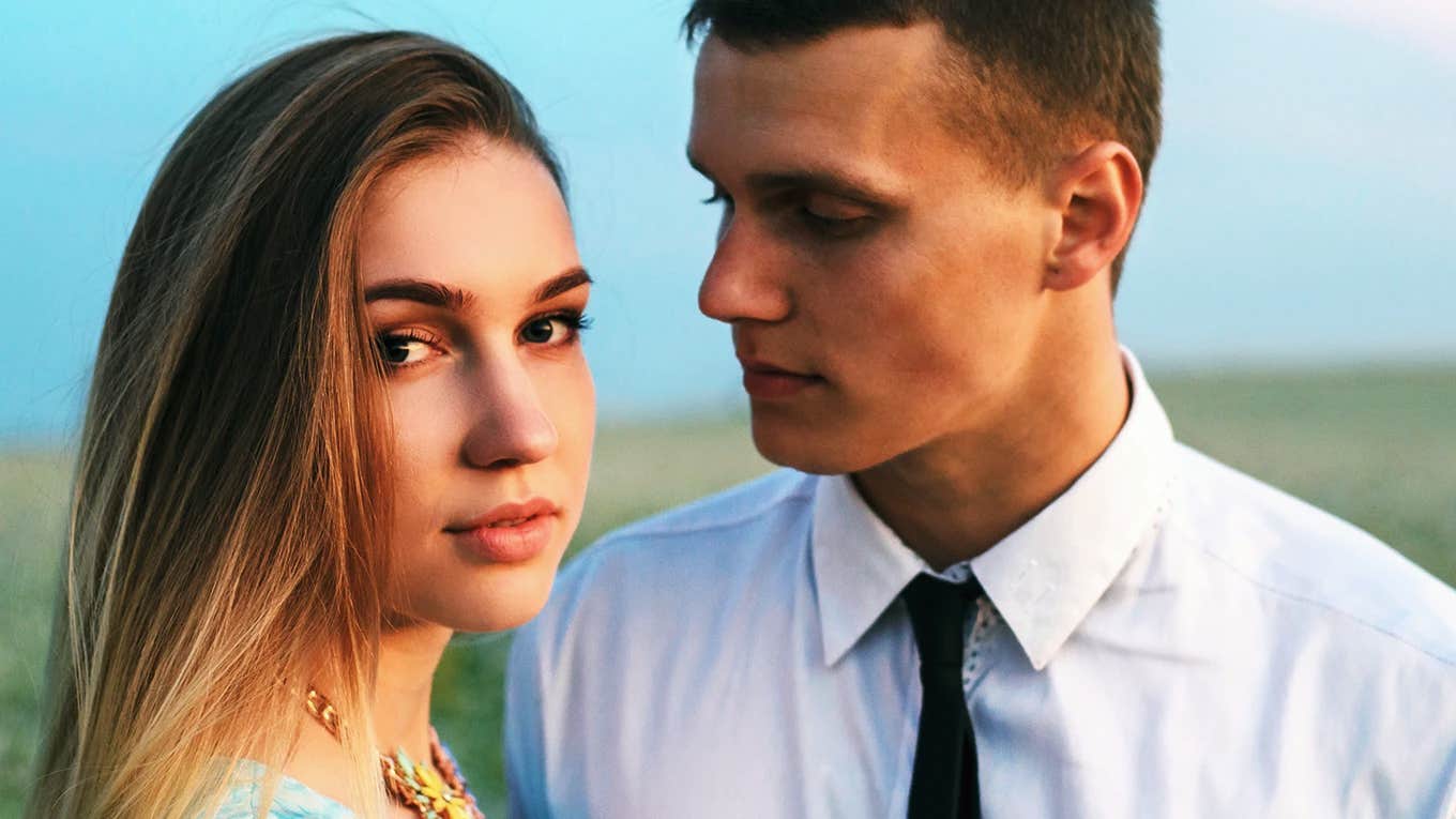 16 Subtle Warning Signs Of Divorce Even The Smartest People Miss sad couple