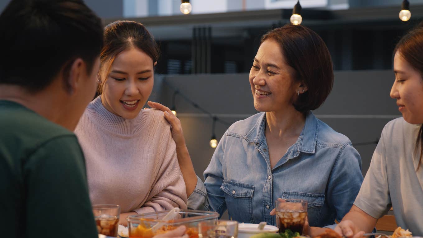 Woman Explains How The One Thing Wrong With Gen Z Is Actually The One Thing Wrong With Their Boomer Parents family sitting around for dinner